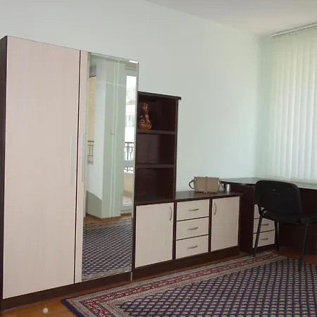 Veronika 1-bedroom Near The Sea Garden Варна