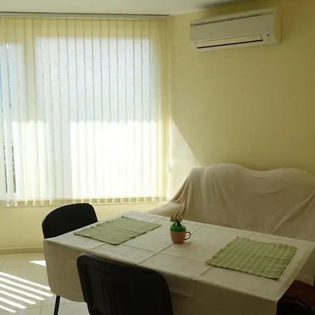 Veronika 1-bedroom Near The Sea Garden Warna