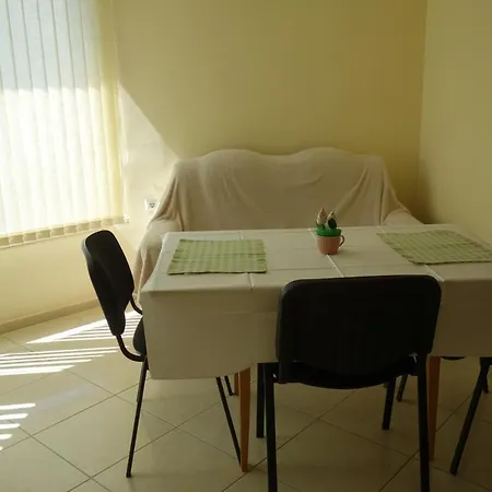 Veronika 1-bedroom Near The Sea Garden